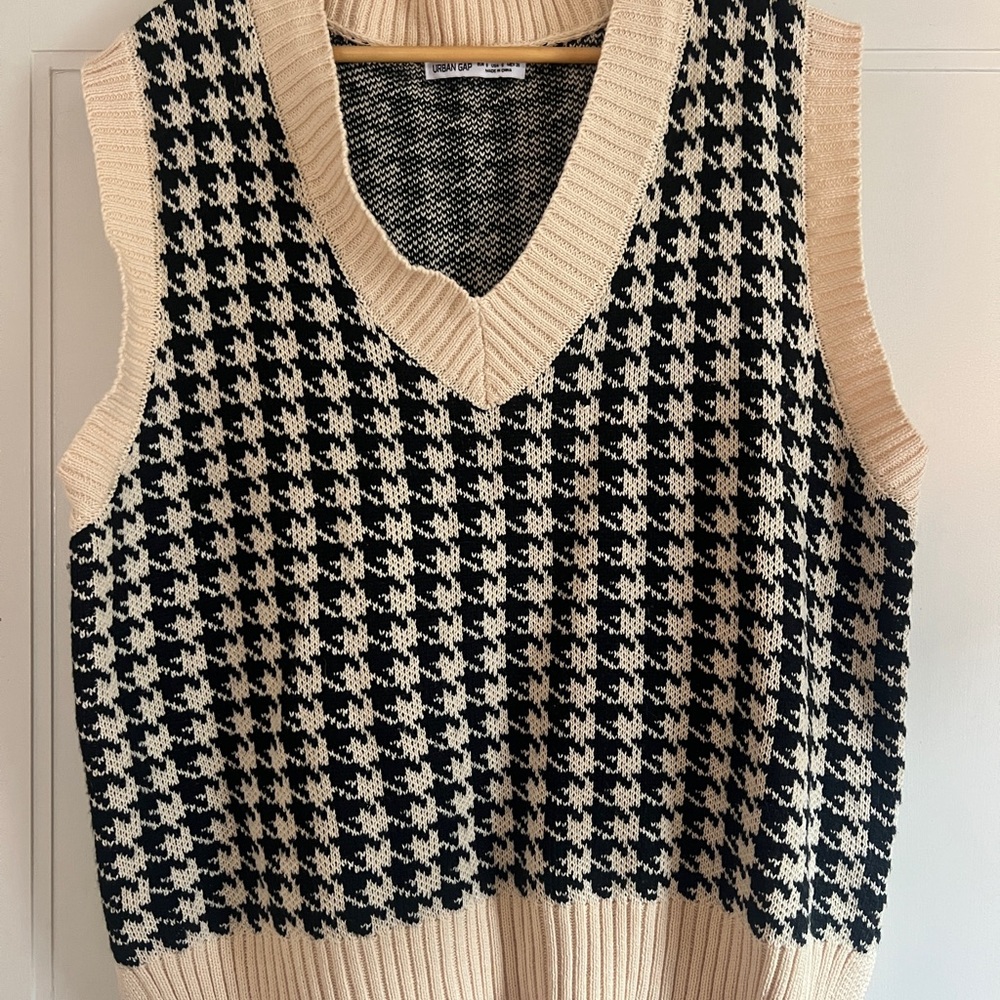 Houndstooth Knit V-Neck Sweater Vest - Black & Cream